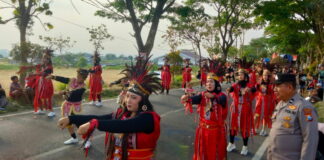 Karnaval Budaya Kembangbelor Tampilkan Ragam Kreasi, Polsek Pacet Kawal hingga Malam