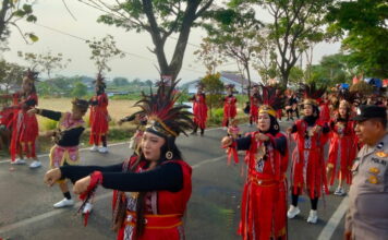 Karnaval Budaya Kembangbelor Tampilkan Ragam Kreasi, Polsek Pacet Kawal hingga Malam