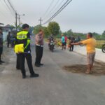 Pick Up Parkir di Badan Jalan Tanpa Tanda, Pemotor Tewas Tabrak Bagian Belakang di Mojoanyar