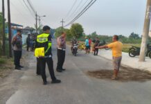 Pick Up Parkir di Badan Jalan Tanpa Tanda, Pemotor Tewas Tabrak Bagian Belakang di Mojoanyar