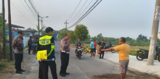 Pick Up Parkir di Badan Jalan Tanpa Tanda, Pemotor Tewas Tabrak Bagian Belakang di Mojoanyar