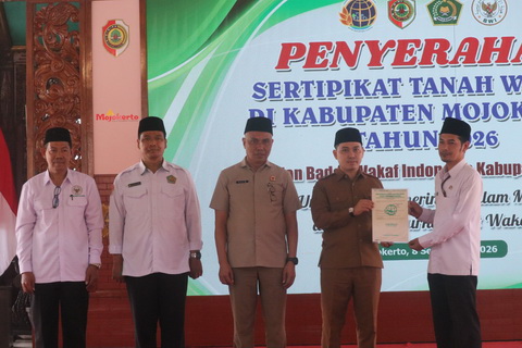 Penyerahan sertifikat tanah wakaf