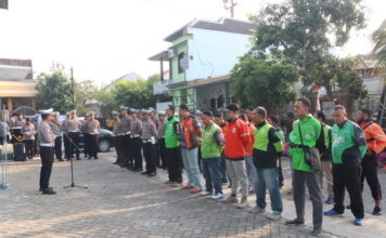Satlantas Mojokerto Beri SIM C Gratis dan Sembako untuk Ojol Satlantas Polres Mojokerto beri SIM C gratis kepada komunitas ojol
