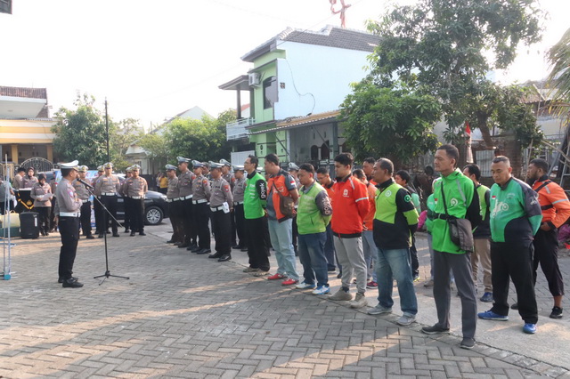 Satlantas Mojokerto dan Komunitas Ojol Satlantas Polres Mojokerto beri SIM C gratis kepada komunitas ojol