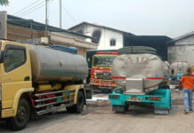 Api Belum Jinak, 8 Truk Tangki Pasok Air untuk Padamkan Kebakaran Pabrik Sepatu di Dlanggu Mojokerto