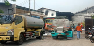 Api Belum Jinak, 8 Truk Tangki Pasok Air untuk Padamkan Kebakaran Pabrik Sepatu di Dlanggu Mojokerto