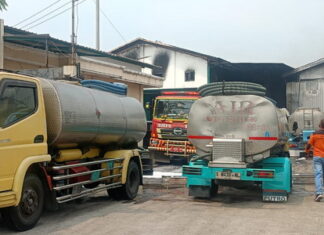 Api Belum Jinak, 8 Truk Tangki Pasok Air untuk Padamkan Kebakaran Pabrik Sepatu di Dlanggu Mojokerto