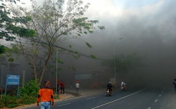Asap Kebakaran Pabrik Sepatu Dlanggu Mojokerto Menyebar, Warga Dusun Simping Keluhkan Sesak Napas