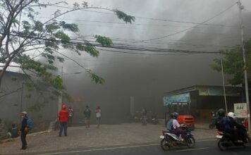 Hingga Petang, Api Kebakaran Pabrik Sepatu di Dlanggu Mojokerto Belum Padam Total