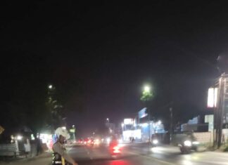 Pengendara Honda CB Terjatuh Usai Serempetan Truk di Bypass Mojokerto, Diduga Tertabrak Mobil