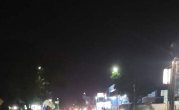 Pengendara Honda CB Terjatuh Usai Serempetan Truk di Bypass Mojokerto, Diduga Tertabrak Mobil
