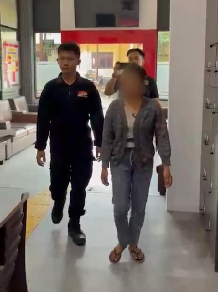 Tim Jatanras Polres Mojokerto menangkap perempuan 22 tahun yang diduga terlibat curanmor di tiga TKP bersama suaminya.