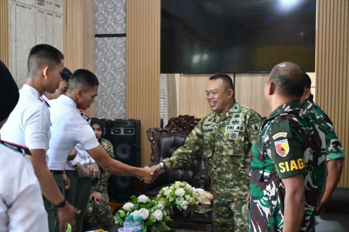 Sembilan kadet Unhan RI mengunjungi Kodim 0815/Mojokerto dan SRMP 15 Gedeg untuk mempelajari tugas teritorial TNI AD serta sinergi dalam mendukung pendidikan.