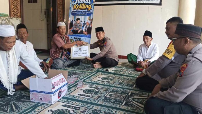 Polsek Pacet menggelar Salat Jumat Keliling di Masjid Al Ikhsan, Desa Kemiri, Mojokerto, untuk mempererat hubungan dengan warga dan meningkatkan keamanan lingkungan.