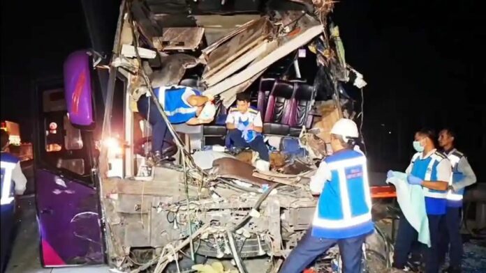 Benturan keras mengakibatkan bagian depan bus mengalami kerusakan parah.