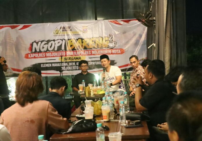 Dua Kapolres di Mojokerto ngopi bareng mahasiswa Cipayung Plus dan Aliansi BEM untuk memperkuat sinergi, komunikasi, dan menjaga kamtibmas.