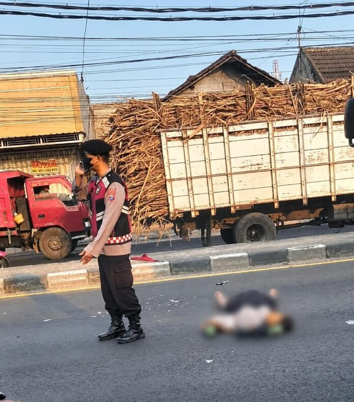 Kecelakaan maut di Sooko, Mojokerto, menewaskan guru SMKN 1 Jatirejo yang sedang hamil delapan bulan beserta janin yang dikandungnya.