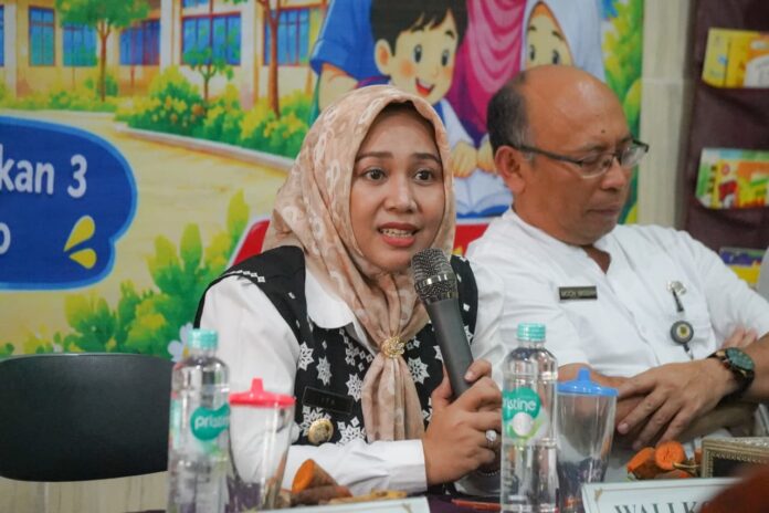Wali Kota Mojokerto Ika Puspitasari mengajak orang tua aktif mendampingi belajar anak dan mendorong pendampingan psikolog bagi siswa yang kehilangan motivasi belajar.