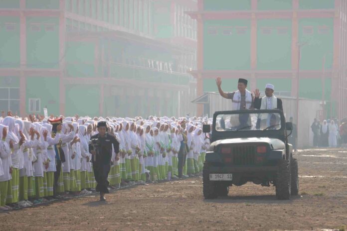 Kapolres Mojokerto memimpin upacara Hari Santri Nasional 2026 di Ponpes Nuris 2 Pungging. Kegiatan diisi apresiasi dan penampilan santri.