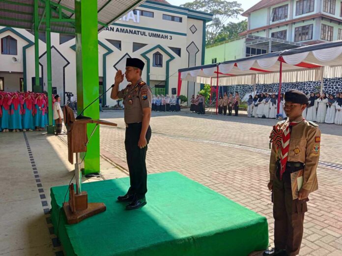 Kapolsek Pacet AKP Mohammad Khoirul Umam menjadi pembina upacara Hari Santri 2026 di Ponpes Amanatul Ummah Mojokerto yang diikuti 2.000 peserta.