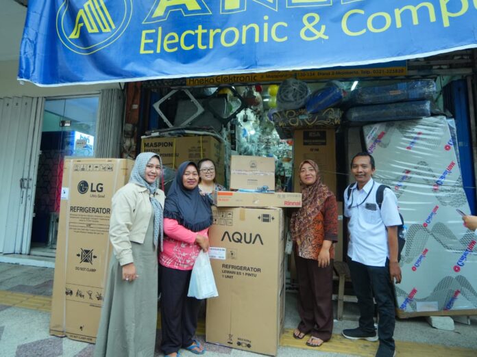 Ning Ita mendampingi pelaku UMKM Mojokerto berbelanja kebutuhan usaha dari bantuan PPSE Kemensos Rp5 juta untuk mendorong kemandirian ekonomi.