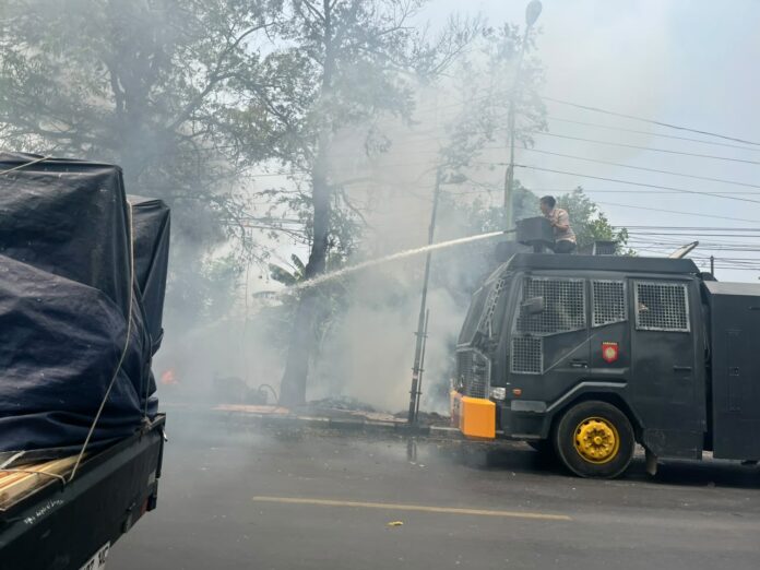 Polres Mojokerto mengerahkan kendaraan AWC untuk memadamkan kebakaran bengkel tambal ban di Mojosari.