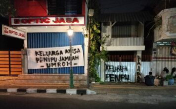 Jamaah Umroh Gresik Segel Ruko Milik Keluarga Travel di Mojokerto