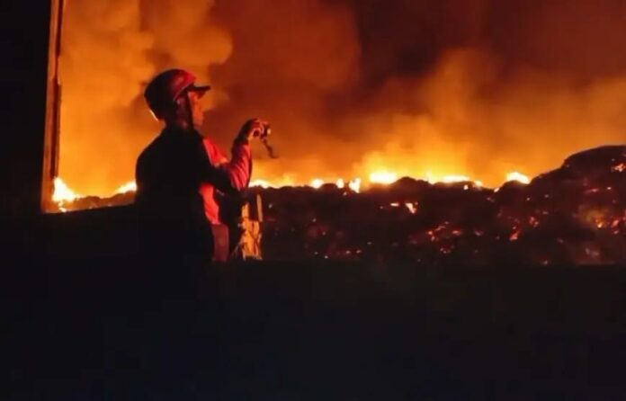 Kebakaran yang melanda tempat pengolahan ban bekas di Desa Domas, Kecamatan Trowulan, Kabupaten Mojokerto, Jawa Timur, belum berhasil dipadamkan hingga hari keempat, Senin (26/10/2026).