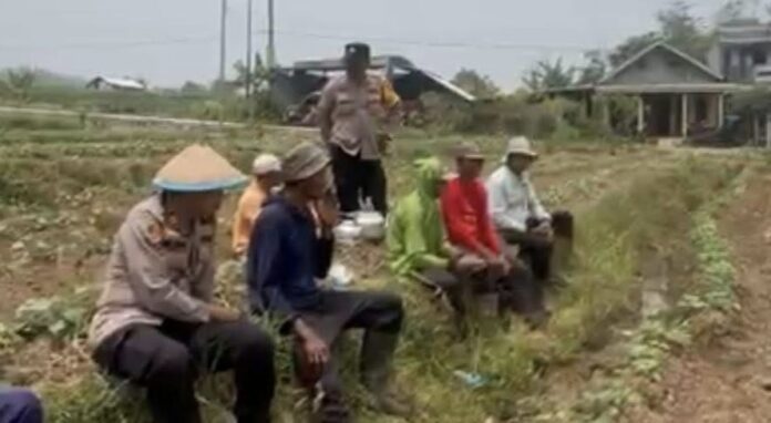 Kapolsek Pacet AKP Mohammad Khoirul Umam mengajak petani memperkuat ketahanan pangan melalui dialog bersama masyarakat di Desa Cepokolimo, Mojokerto.