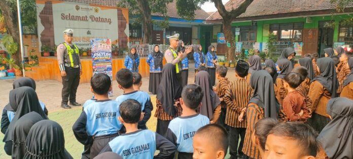 Personel Satlantas Polres Mojokerto memberikan edukasi tertib berlalu lintas kepada siswa