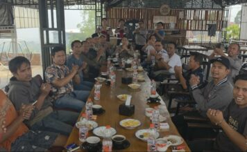 Kapolsek Pacet Ajak Sopir Truk Tangki Air Tertib Berlalu Lintas dan Hindari Narkoba