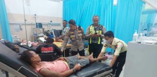 Polisi Gerak Cepat Evakuasi Korban Kecelakaan Elf di Gotekan Pacet Mojokerto