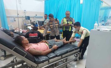 Polisi Gerak Cepat Evakuasi Korban Kecelakaan Elf di Gotekan Pacet Mojokerto