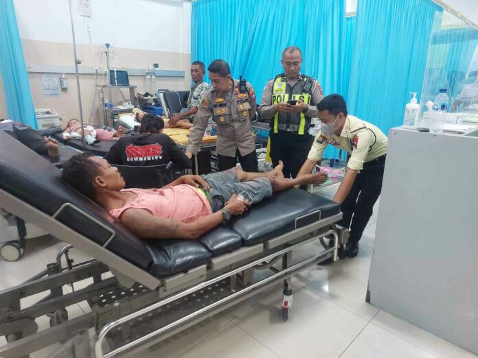 Kecelakaan Elf di jalur Gotekan Pacet, Mojokerto, diduga akibat rem blong. Delapan penumpang luka ringan dan dievakuasi ke RS Sumberglagah.
