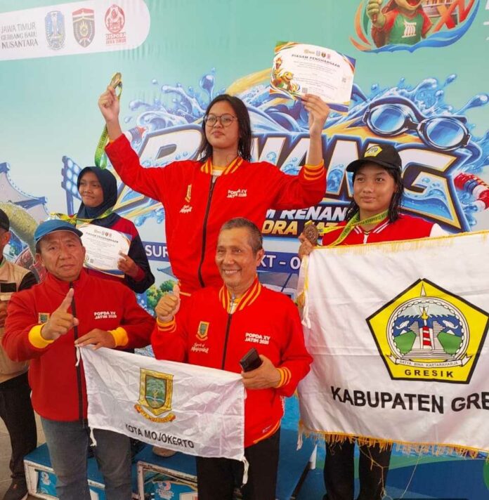Atlet aquatik Baiq Aisyah persembahkan medali emas pertama untuk Kota Mojokerto di POPDA XV Jawa Timur 2026 melalui nomor 50 meter gaya punggung putri.