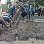 TNI dan Warga Gotong Royong Cor Jembatan Beton Garuda di Bangsal, Progres Capai 68 Persen