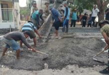 TNI dan Warga Gotong Royong Cor Jembatan Beton Garuda di Bangsal, Progres Capai 68 Persen