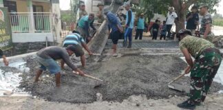 TNI dan Warga Gotong Royong Cor Jembatan Beton Garuda di Bangsal, Progres Capai 68 Persen