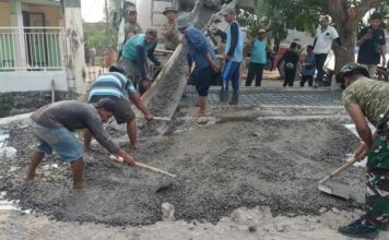 TNI dan Warga Gotong Royong Cor Jembatan Beton Garuda di Bangsal, Progres Capai 68 Persen